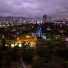 Ciprés de más de 35 años adornado como árbol de Navidad en Quito se encuentra en el Jardín Botánico, en el parque La Carolina