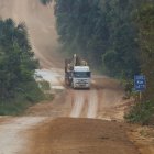 Fotografía tomada el 9 de noviembre de 2024 de un camión que transporta una "PC", abreviatura de retroexcavadora, imprescindible para la operación de extracción ilegal de oro en las orillas de la BR-230, conocida como la Transamazónica.