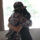 Ángel recibe el abrazo de su esposa. Hoy no estará junto a sus seres queridos.