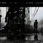 Rescatistas trabajan en el lugar de un ataque con drones en un edificio de almacén en el distrito de Boryspil de la región de Kiev el 20 de diciembre de 2024.