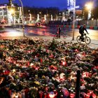 Velas y flores en el lugar de duelo frente a la iglesia de San Juan tras el ataque con un vehículo en el mercado navideño de Magdeburgo, Alemania, el 22 de diciembre de 2024.