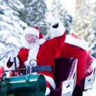 A bordo de su trineo tirado por renos, Papá Noel ya comenzó este martes a repartir millones de regalos a los niños en todo el mundo