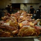 Horneado. Desde temprano atendieron los locales que venden pavos y cerdos listos para servirse.
