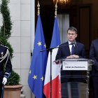 El recién nombrado Ministro de Ultramar, Manuel Valls (C), pronuncia un discurso acompañado por el Ministro saliente adjunto al Ministro del Interior, Francois-Noel Buffet