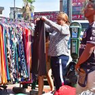 El comercio se activa en ropa y otros productos populares.