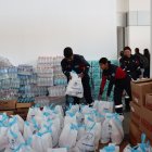 Voluntarios de institutos educativos ayudaron a armar los kits para entregar a familias.