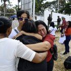 Una familia llora por su pariente detenido en una protesta posterior a las elecciones mientras se encuentran afuera de la prisión de Tocuyito en Tocuyito, estado Carabobo, el 16 de diciembre de 2024.