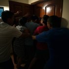 REFERENCIAL. La familia hizo contrapeso detrás de la puerta.