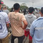 Escena. Las víctimas quedaron en la vía que une a dos grandes sectores.