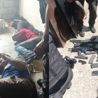 La policia detuvo a cuatro sospechosos, decomisó armas y una granada.