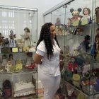otografía del 15 de diciembre de 2024 de una mujer observando la colección de la casa de muñecas "Un momento de fantasía" en Cartagena (Colombia).
