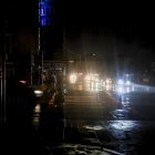 Imagen de archivo de una calle en completa oscuridad en Leópolis, Ucrania, tras un ataque de Rusia contra el sistema eléctrico.