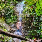 Detalles. Quingue es conocido por sus paisajes impresionantes, donde espectaculares cascadas y enormes rocas parecen cobrar vida.