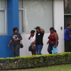 Familiares y abogados de los niños desaparecidos acudieron al reconocimiento de cuerpos.