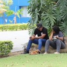 Angustia. Debido al gran estado de calcinación de los cadáveres encontrados en Taura no se pueden reconocer todavía los cuerpos. En la imagen, allegados a los menores desaparecidos.