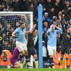 Manchester City empató 1-1 en la fecha 18 de la Premier League ante Everton. Erling Haaland (2-d) reaccionó luego de perderse el penal