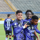 Kendry Páez (c) festeja el gol de Keny Arroyo (d) junto a Yaimar Medina en Independiente del Valle