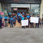 Los agentes salieron con pancartas a reclamar por sus pagos.