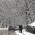 Varias personas caminan por una calle nevada en Sarajevo (Bosnia Herzegovina.