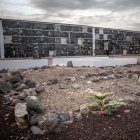 La tumba de los niños migrantes que murieron intentando llegar a las costas de Canarias, en el Cementerio de San Lázaro de Las Palmas de Gran Canaria.