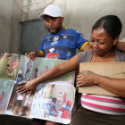 Luis Arroyo y Katty Bustos observan con tristeza las fotografías de sus hijos, haciendo la actividad que más les gusta: jugar fútbol.