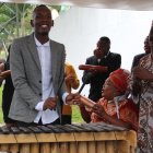 Francisco Valencia (der)  es un gestor del  arte como es la marimba y cuida para que este insturmento siga laente en al etnia afriodescendiente.