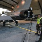 Un piloto de la fuerza aérea llega junto a un avión de combate Rafale B F4 estándar de la fuerza aérea de Francia antes del despegue como parte de la misión de Policía Aérea Reforzada (eAP) de la OTAN en los Estados Bálticos.