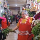 En el mercado Diez de Agosto de Cuenca se vende variedad de plantas medicinales para los baños de suerte de fin de año.