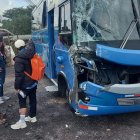 El bus de servicio urbano tenía destruida la esquina derecha de la cabina, tras el impacto.