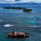 En las aguas turquesas de las islas de arena blanca del archipiélago caribeño de Guna Yala, un enorme ferry medio hundido y oxidado se destaca entre el cementerio de barcos que amenazan la navegación.