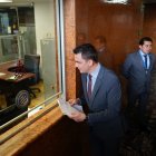 Jorge Peñafiel, de Construye, entrega 43 firmas en la Asamblea para respaldar el juicio político contra Mario Godoy, presidente del Consejo de la Judicatura.