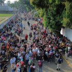 Varios migrantes aparecen haciendo fila el 22 de diciembre de 2024, para realizar sus procesos migratorios, en el municipio de Tapachula en Chiapas (México).