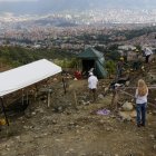 Integrantes de la Unidad de Búsqueda de Personas dadas por Desaparecidas (UBPD) participan este 26 de diciembre de 2024 de una intervención forense en "La Escombrera", en Medellín.