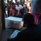 Puerto Príncipe. La distribución de comida se ejecuta por voluntarios en un campamento de desplazados.