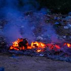 La quema de monigotes en Ecuador genera riesgos ambientales y para la salud, alertan especialistas sobre sus efectos negativos.