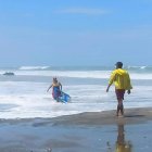 El fuerte oleaje en Manabí causa daños en infraestructuras, con viviendas, restaurantes y espacios turísticos afectados.