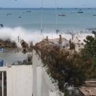 La Libertad. Las islas comerciales ubicadas en las escolleras se vieron afectadas por el aguaje de ayer.