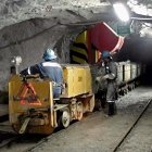 Labor. Trabajadores laborando en un mina en Perú.