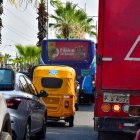 Circulación. Estos vehículos han comenzado a circular en las avenidas sin importarles si está prohibido o no hacer esto. Incluso hay casos en los que pasan por las veredas.