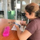 Estudiantes. Universitarios buscan organizarse para cumplir con sus tareas académicas y laborales.