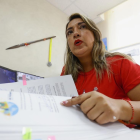 Verónica Cevallos, presidenta de la Junta Parroquial de San Antonio de Pichincha, enseña carpetas con pedidos de información entregadas.