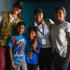 Los voluntarios de la Fundación Juconi trabaja con los padres y sus hijos.