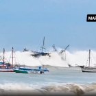 Un fuerte oleaje azota la costa peruana, especialmente en Tumbes y Piura, tras el maretazo que genera olas de hasta tres veces su altura habitual.