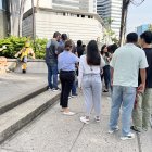 En algunas empresas, desde el viernes 27 comenzaron a despedir el 2024. No en todas las calles está permitida esta práctica.