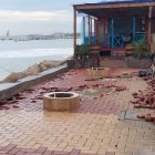 Los daños que se produjeron en el malecón de La Libertad destruyeron un local de ventas de ceviches.