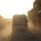 Ambulancias transportan a palestinos heridos en la ciudad de Gaza, este 28 de diciembre de 2024.