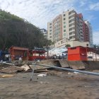 Varios negocios quedaron destruidos debido al oleaje.