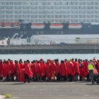 Inmigrantes subsaharianos trasladados este sábado 28 de diciembre al puerto español de Arrecife, capital de la isla atlántica de Lanzarote.