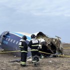 Miembros de los servicios de emergencias trabajaron en el rescate de pasajeros del avión que se estrelló este miércoles 25 de diciembre en Kazajistán