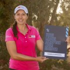 La golfista Daniela Darquea con el reconocimiento obtenido en Marruecos que le certifica su participación en el Ladies European Tour en 2025.